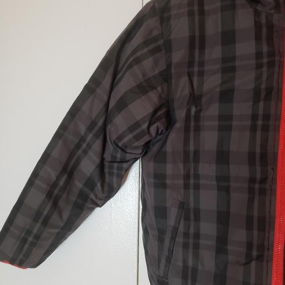 The north face boys jacket.sz L.riversable hoodie. The red side has some stain - Picture 4 of 8